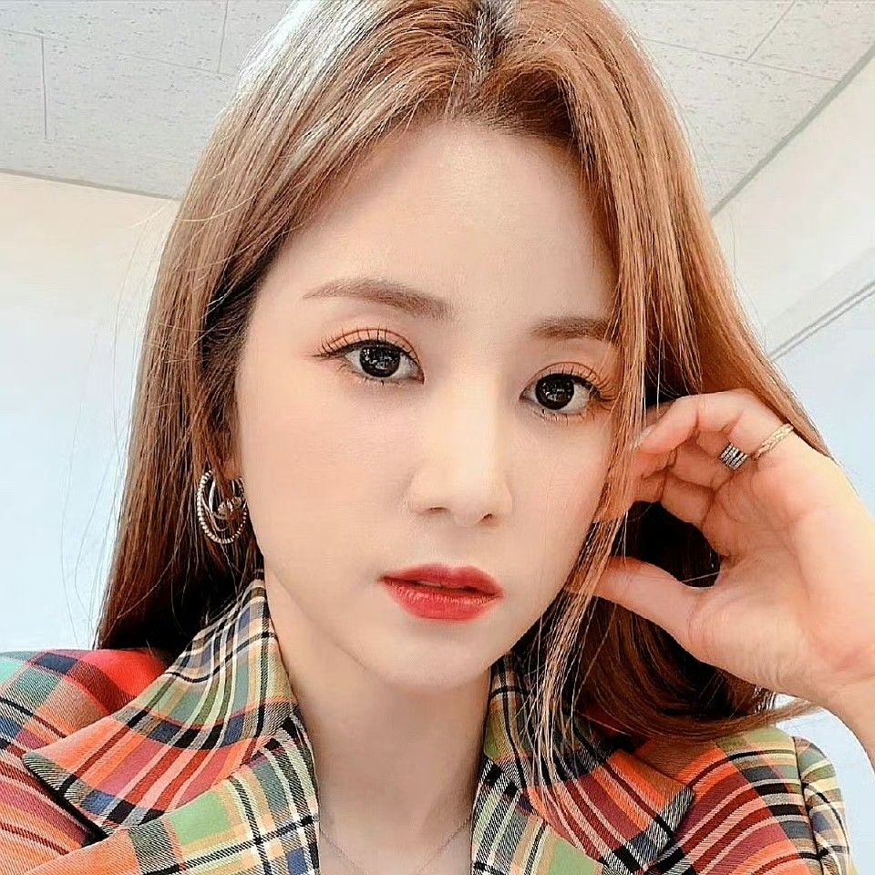 Behind-the-scenes cut of Park Chorong (Apink)