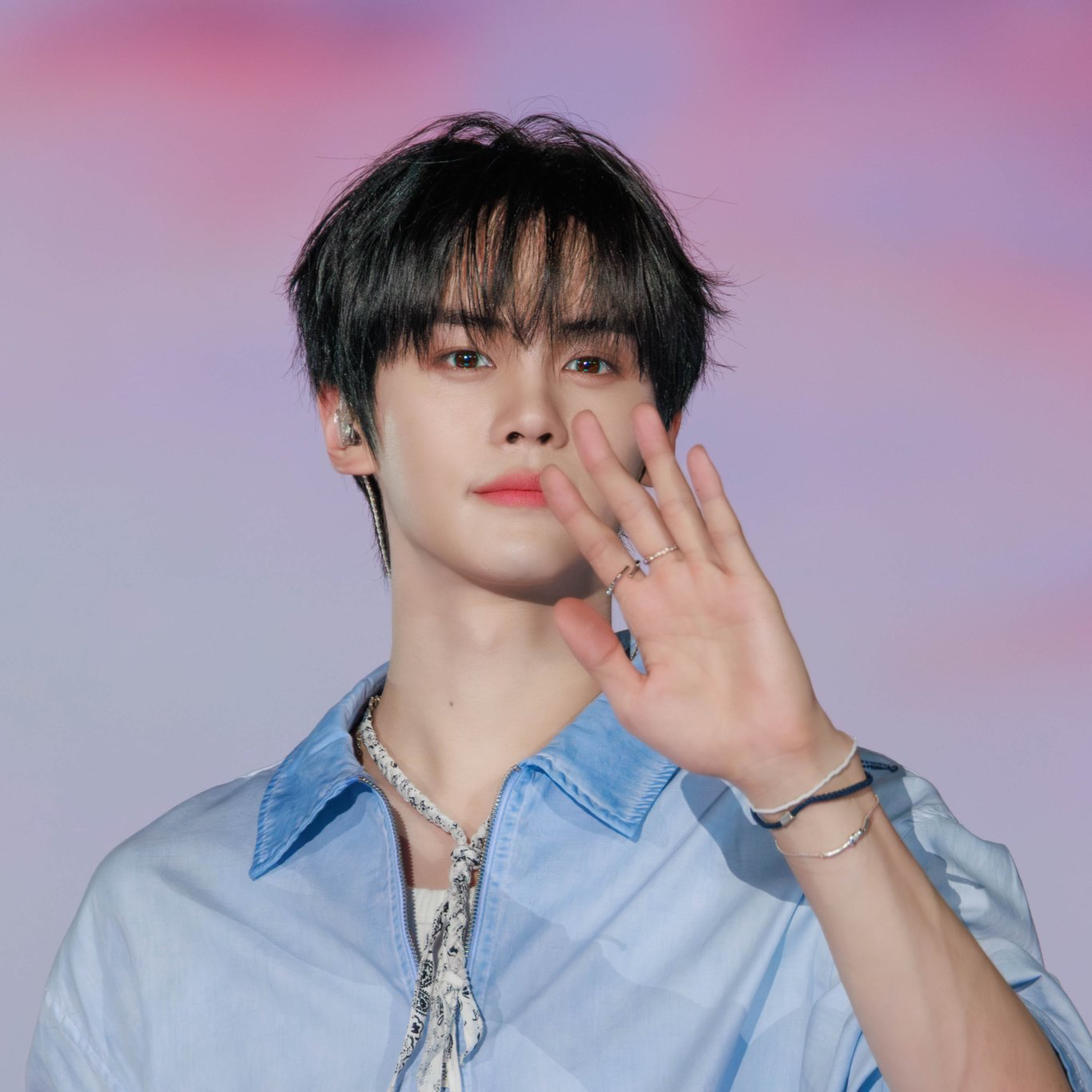 A moment captured by Kim Gyuvin (ZEROBASEONE)'s fan