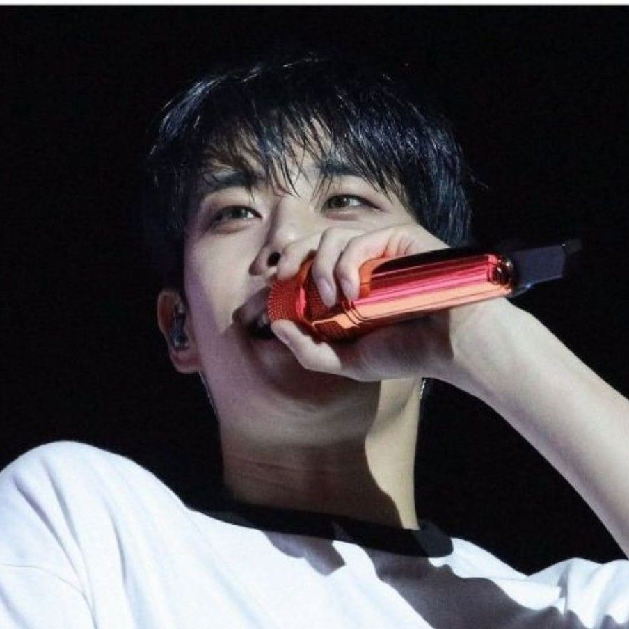 A moment captured by MJ (ASTRO)'s fan