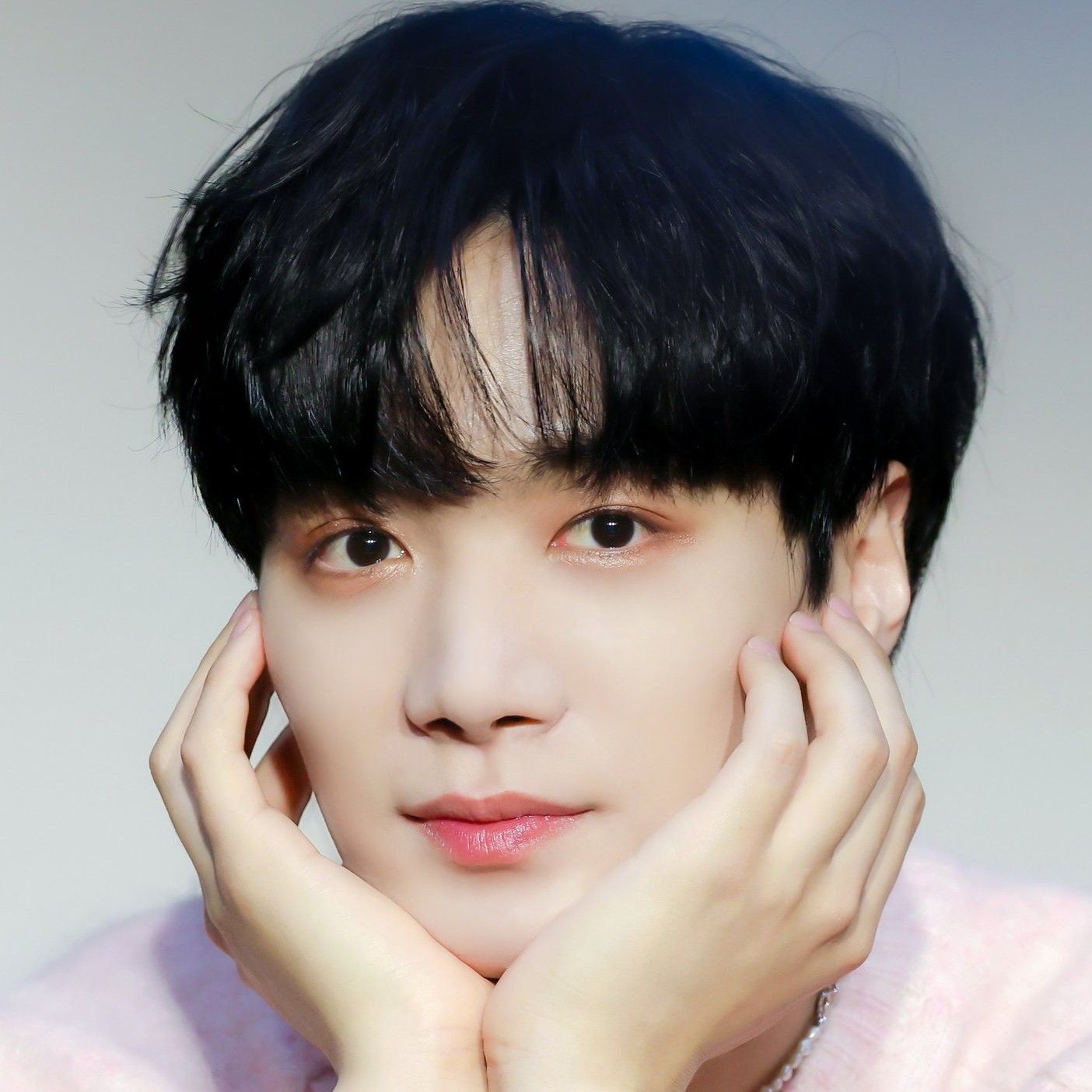 A moment captured by Kim Jonghyeon's fan