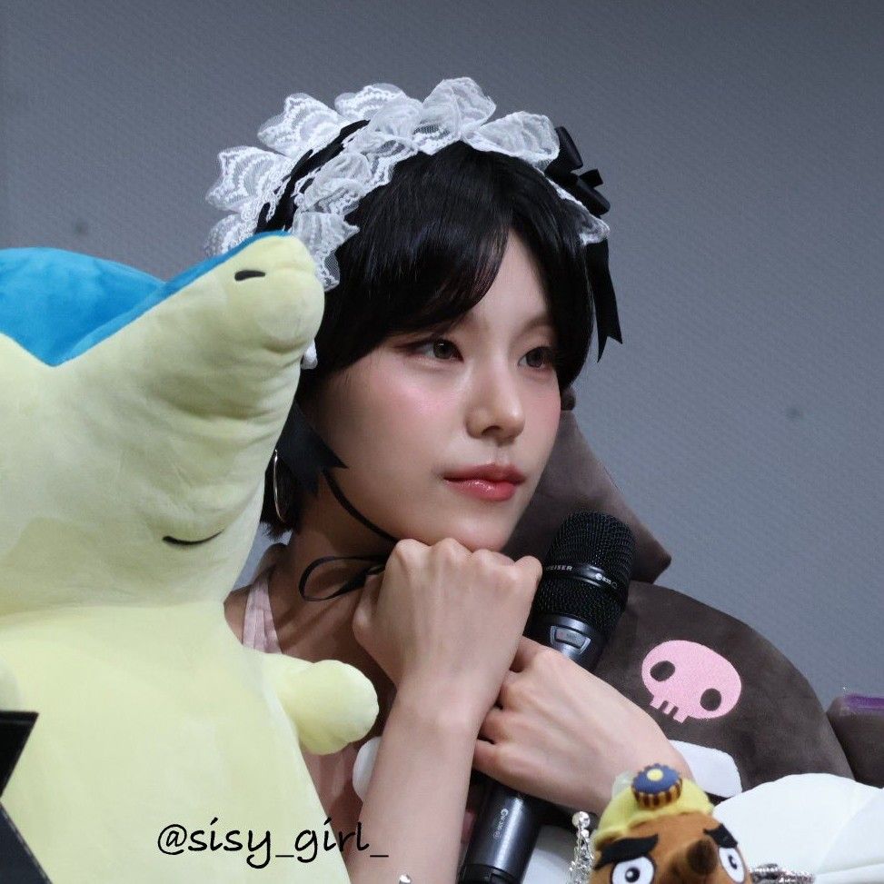 Recent activity shot of Yeji (ITZY)