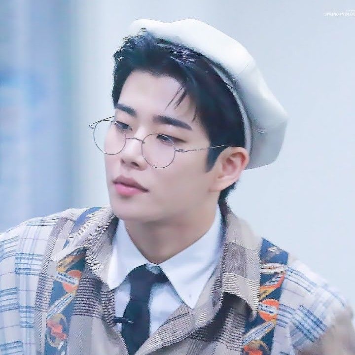 A moment captured by MJ (ASTRO)'s fan