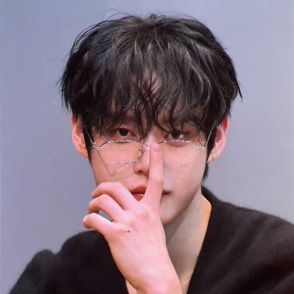 Behind-the-scenes cut of Kim Jiwoong (ZEROBASEONE)