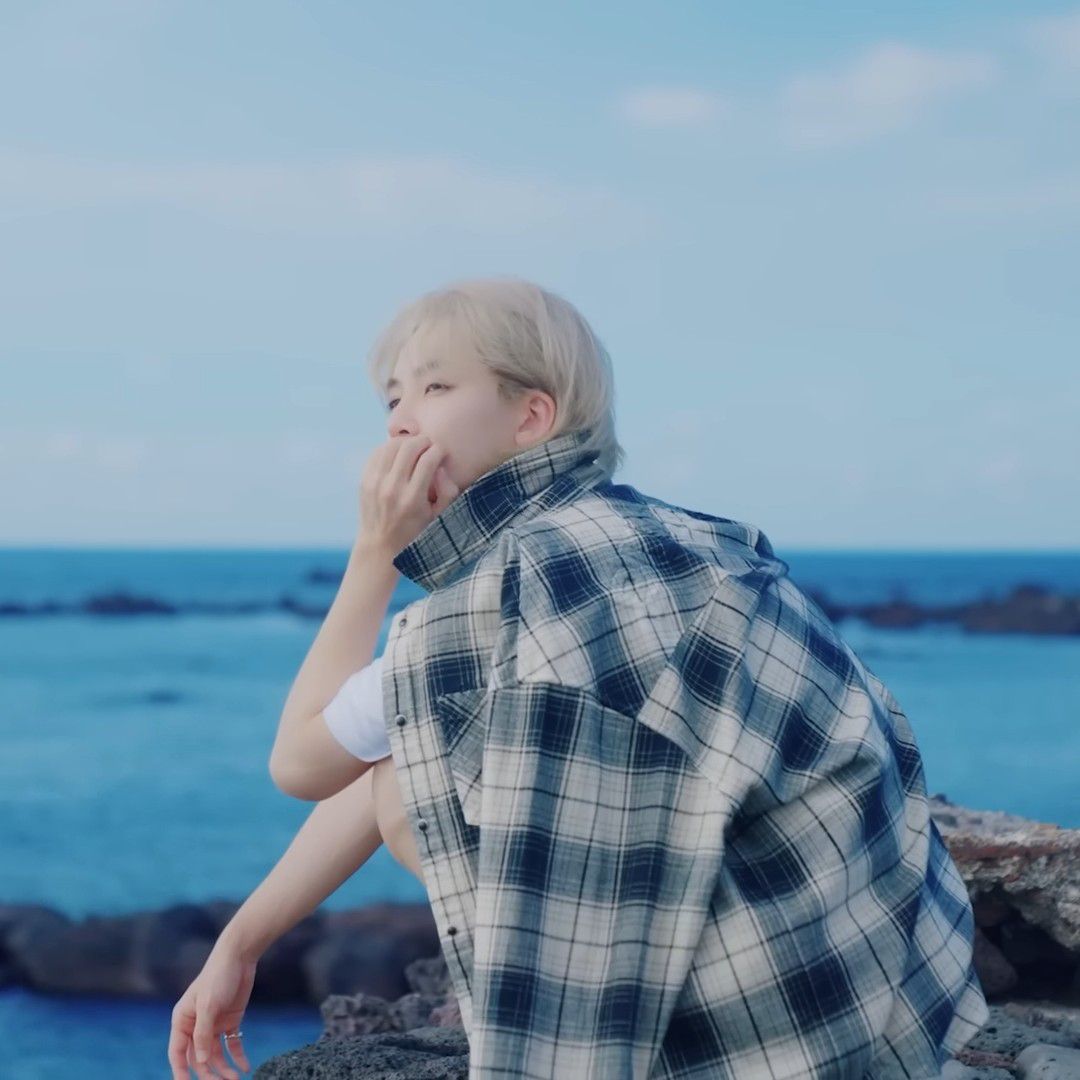 A moment captured by Jeonghan (SEVENTEEN)'s fan