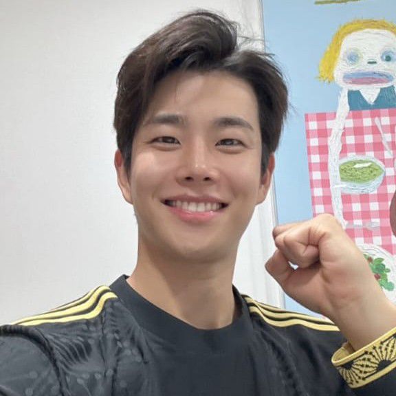 A moment captured by MJ (ASTRO)'s fan