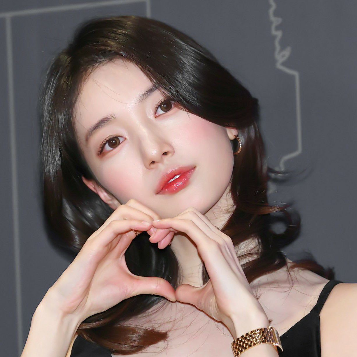 A moment captured by Suzy's fan