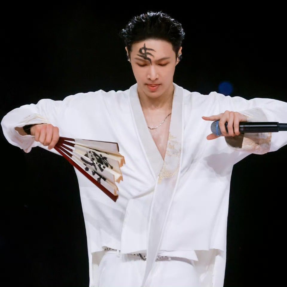 Recent activity shot of Lay (EXO)