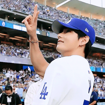 Behind-the-scenes cut of V (BTS)