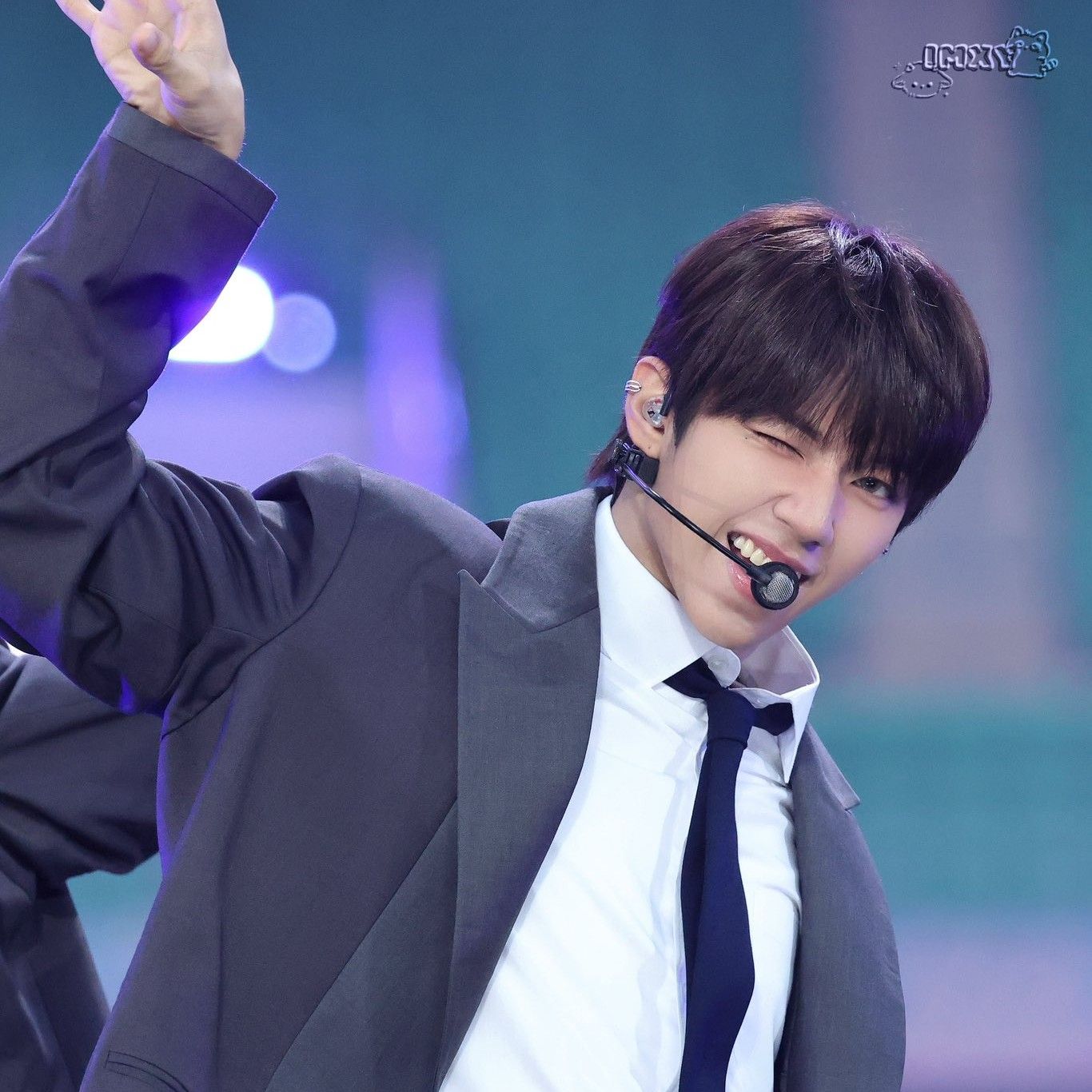 Behind-the-scenes cut of JL (AHOF)