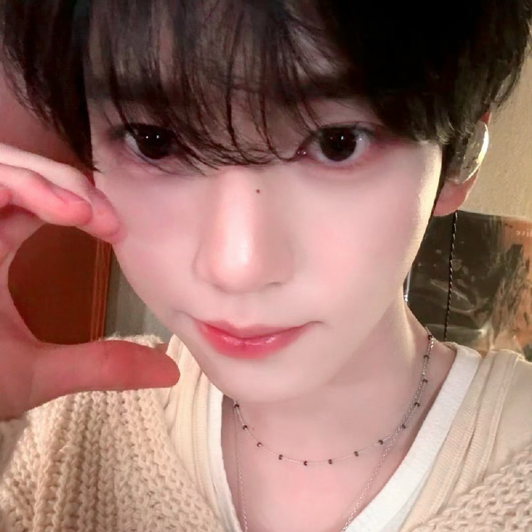 Recent activity shot of Han Yujin (ZEROBASEONE)