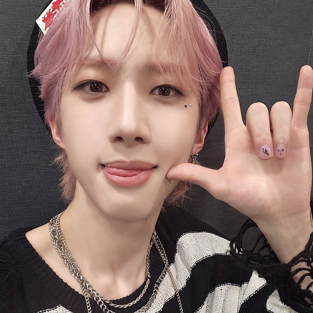 A moment captured by Hui (PENTAGON)'s fan