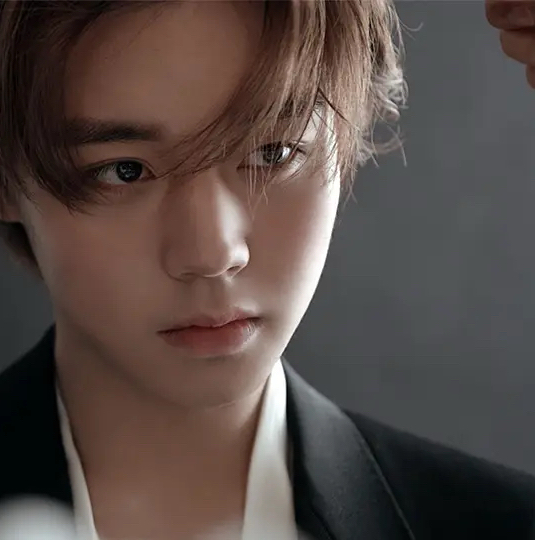 Behind-the-scenes cut of Park Jihoon