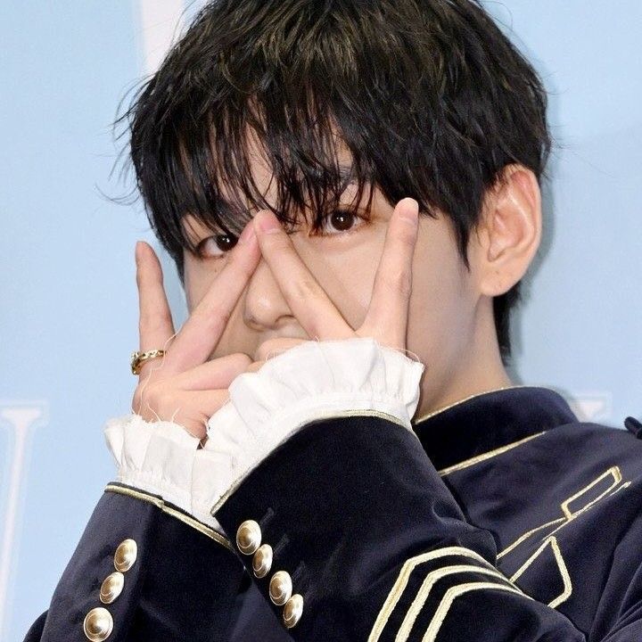 뷔 (방탄소년단)의 최신 사진