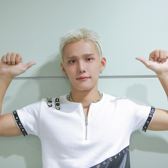 Behind-the-scenes cut of Seunghun (B.D.U)