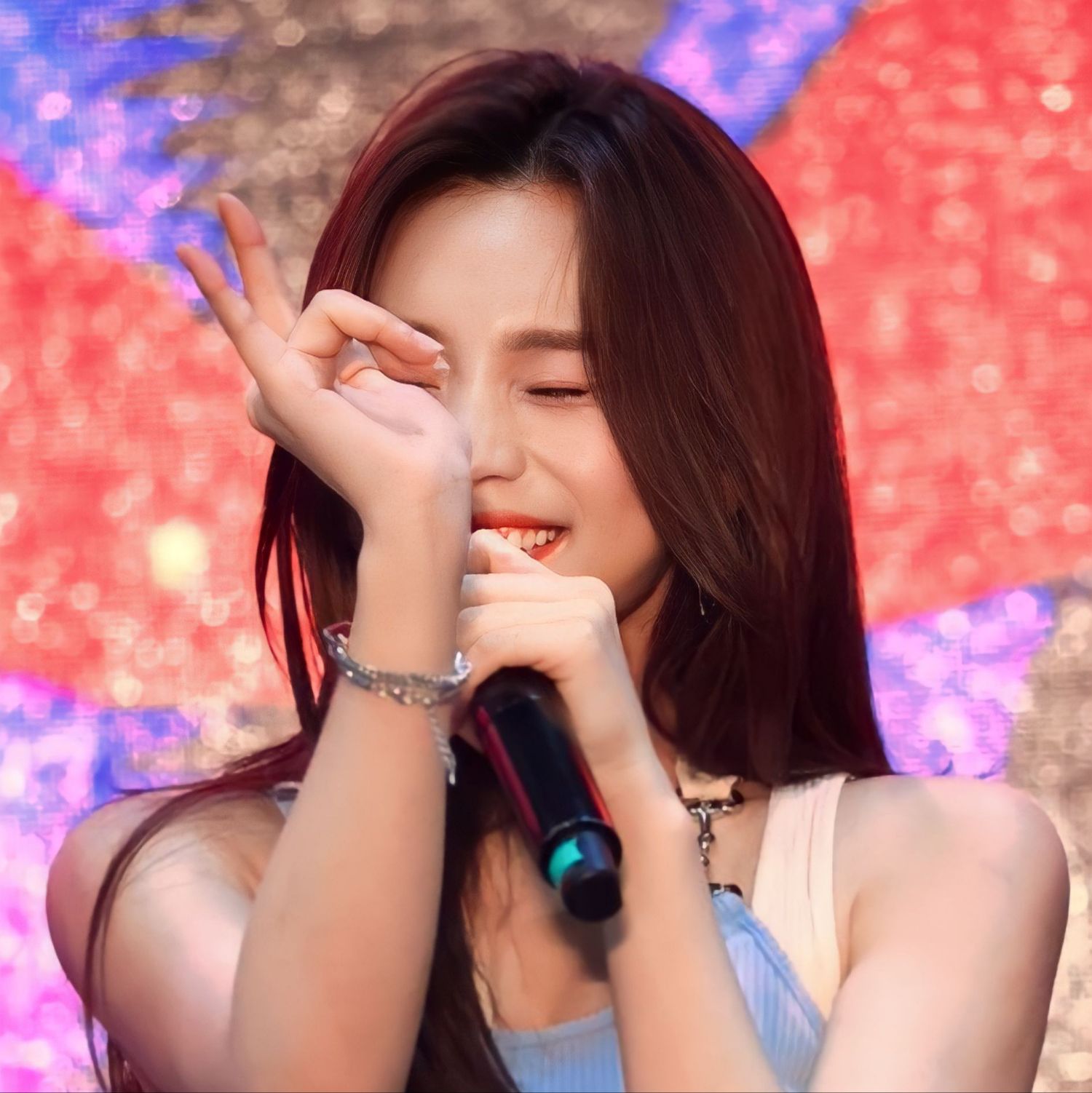 Behind-the-scenes cut of VIVIZ