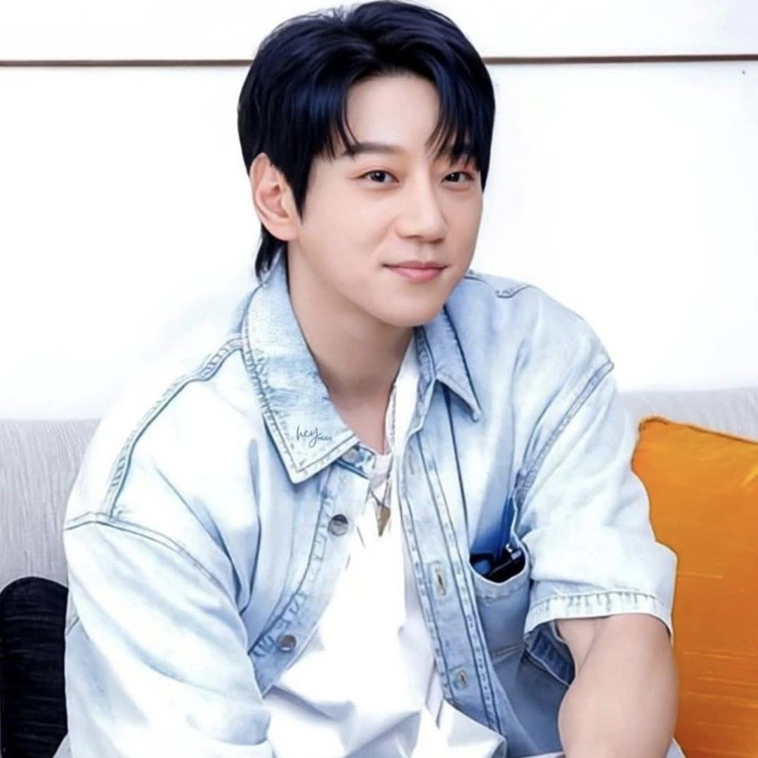 Latest photo of Hwang Chiyeol