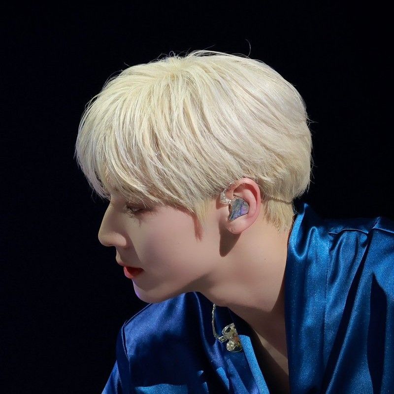 A moment captured by Hwang Minhyun's fan