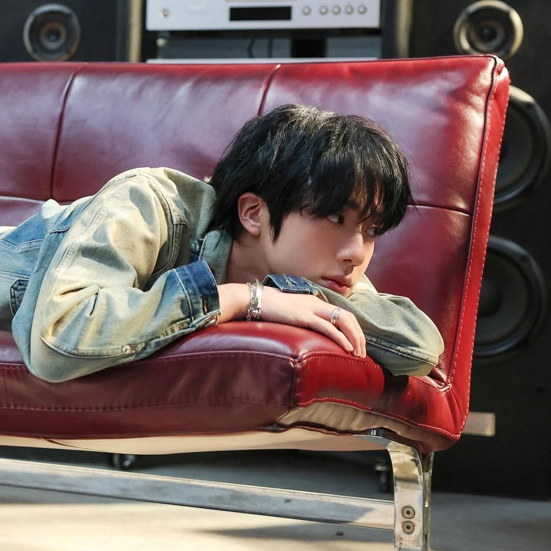 Foto aktivitas terbaru Jin (BTS)