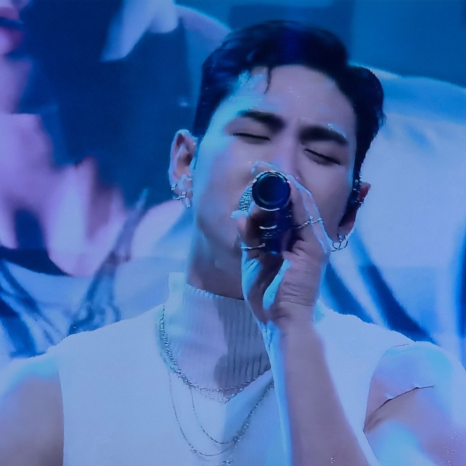 Behind-the-scenes cut of Baekho