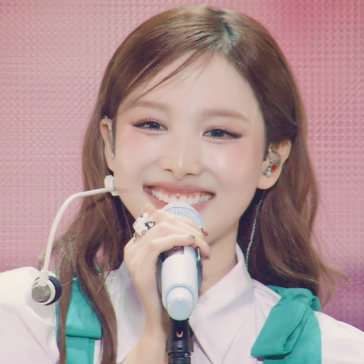 A moment captured by Nayeon (TWICE)'s fan