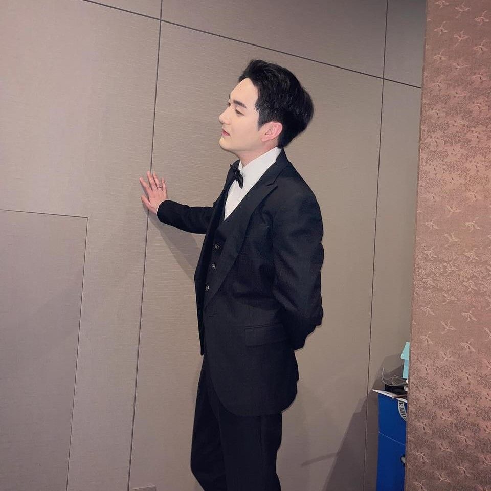 Behind-the-scenes cut of Aron
