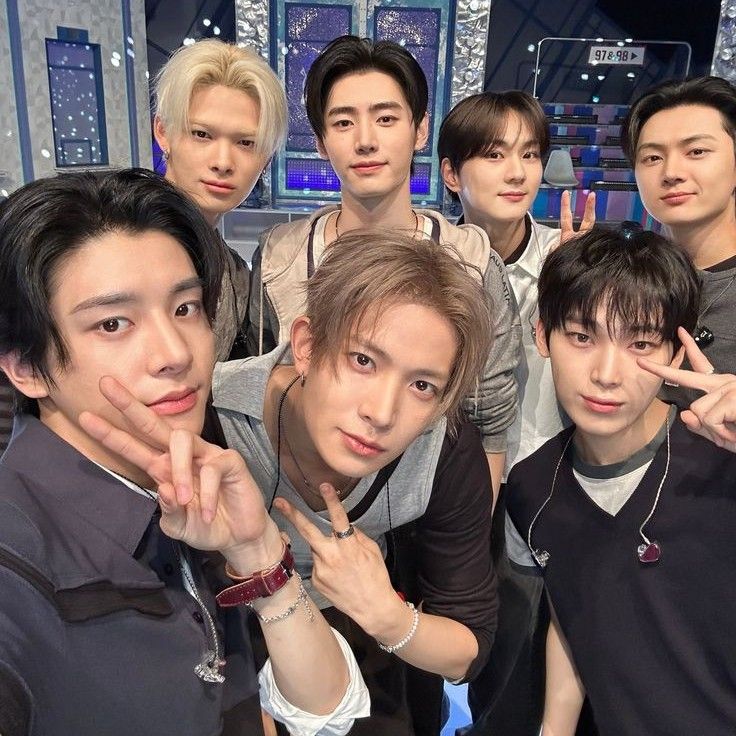 Foto aktivitas terbaru ENHYPEN