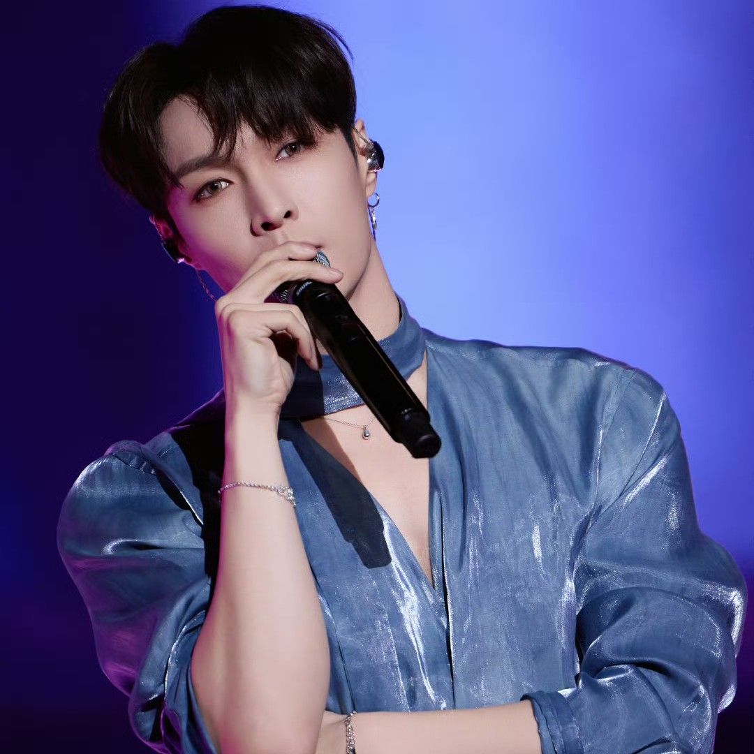 Behind-the-scenes cut of Lay (EXO)