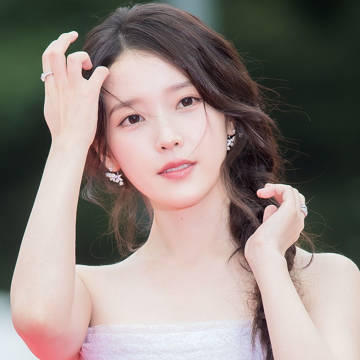 Behind-the-scenes cut of IU