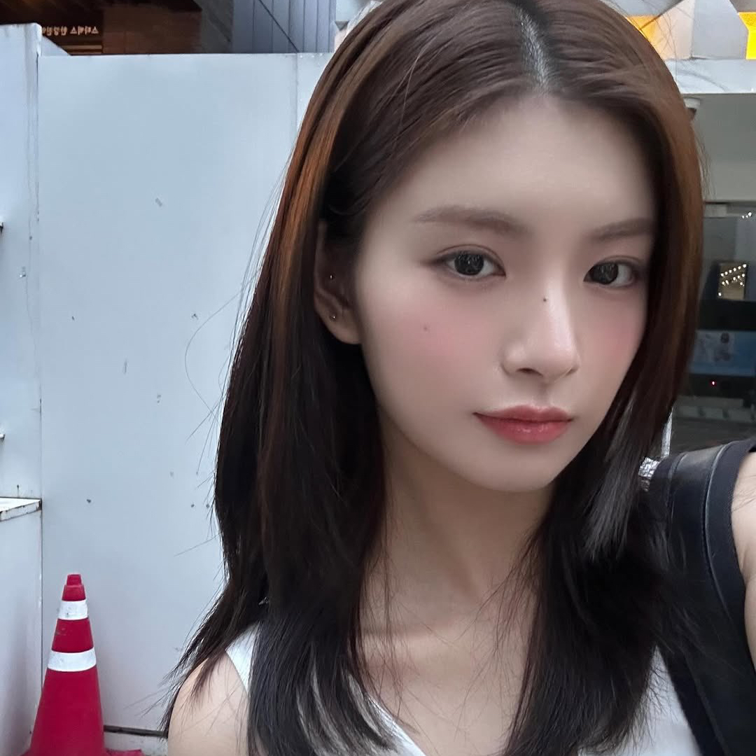 Recent activity shot of Yiren (EVERGLOW)