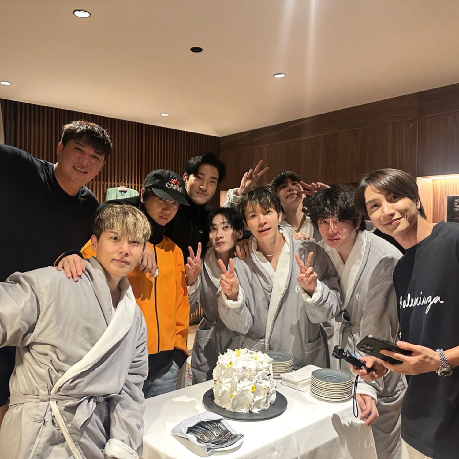 Behind-the-scenes cut of Super Junior