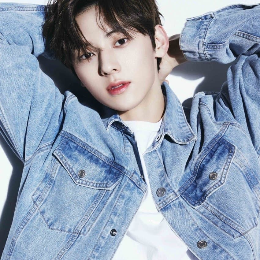 A moment captured by Hwang Minhyun's fan