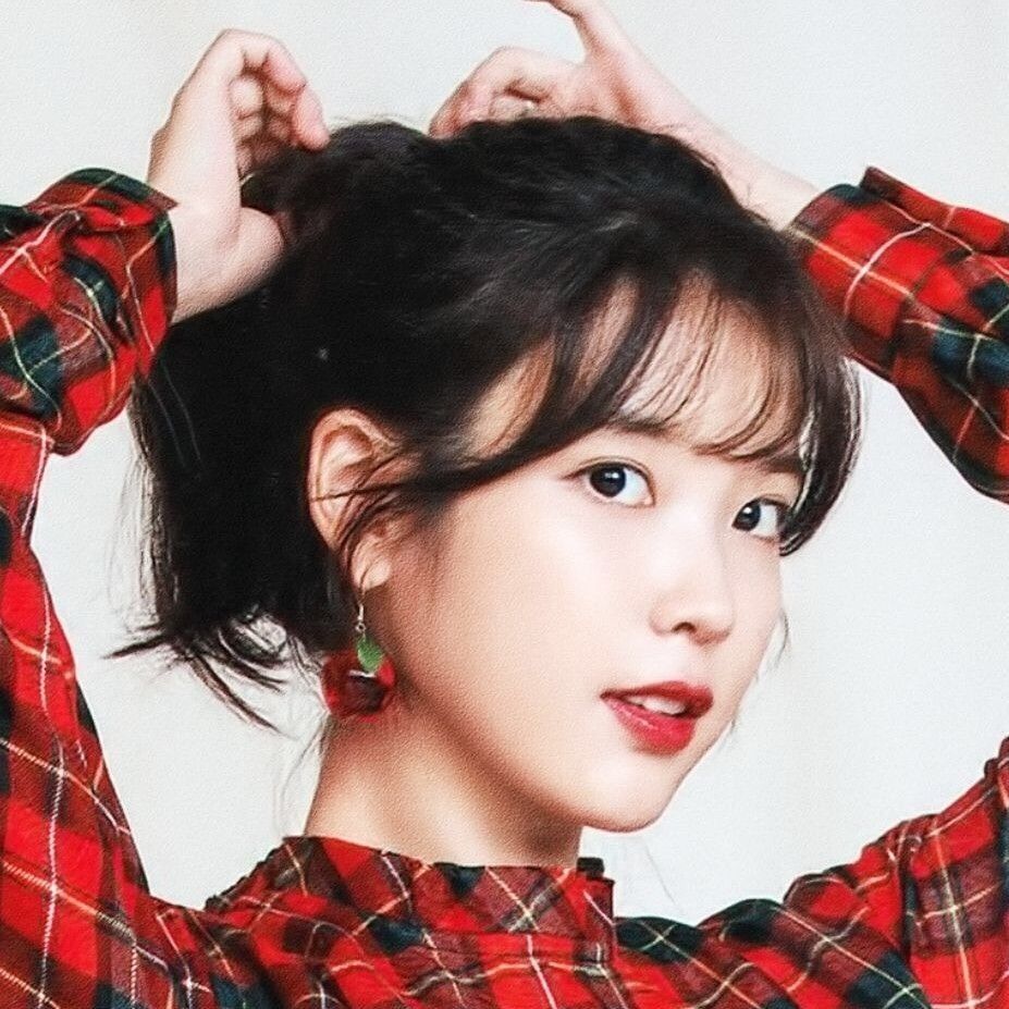 Behind-the-scenes cut of IU