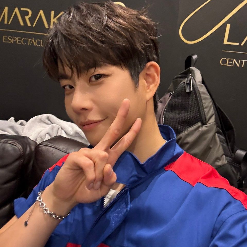 A moment captured by MJ (ASTRO)'s fan