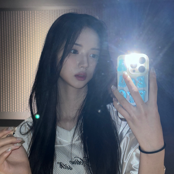 Signature photo of Lee JiWoo (tripleS) capturing their charm