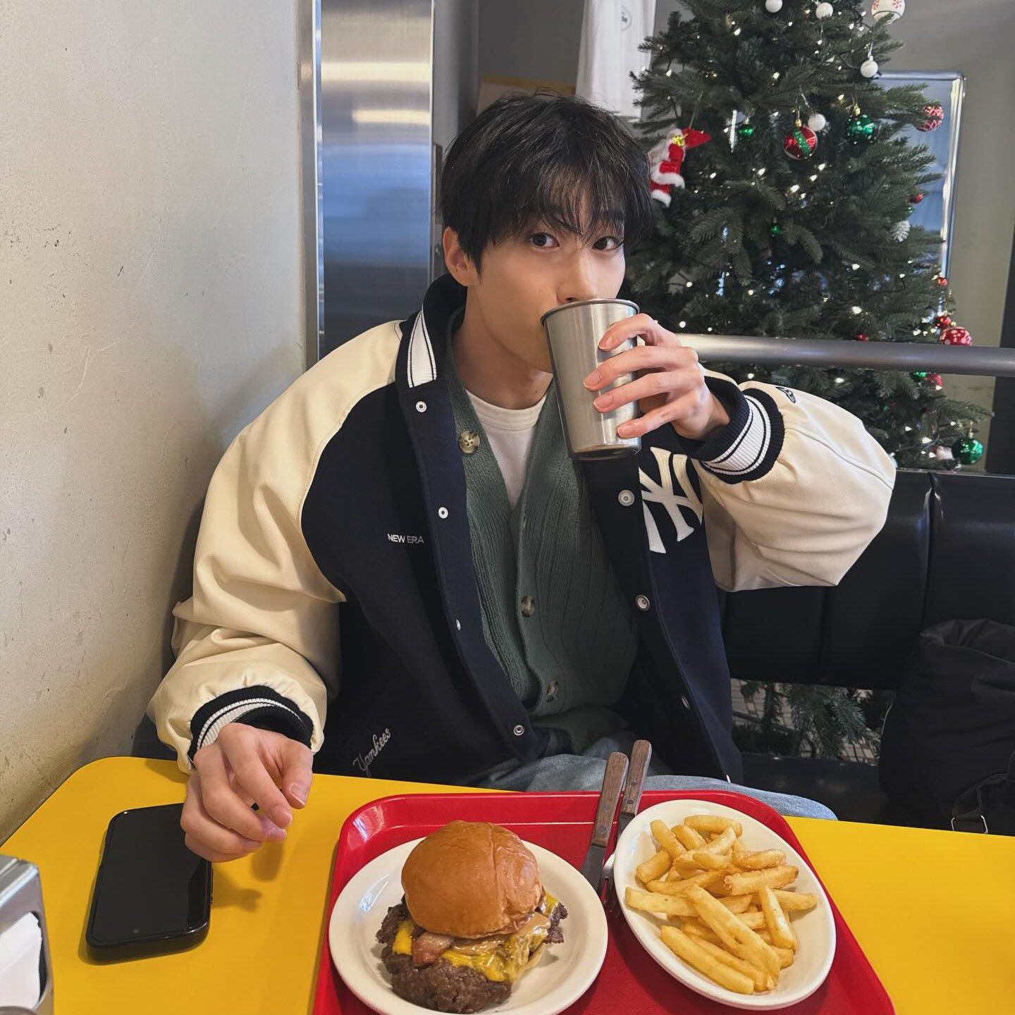 Momen yang diabadikan oleh penggemar Han Seungwoo