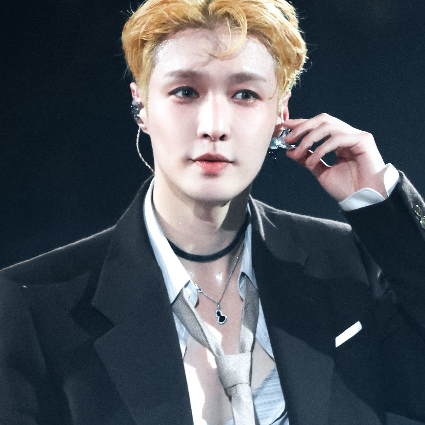 Behind-the-scenes cut of Lay (EXO)