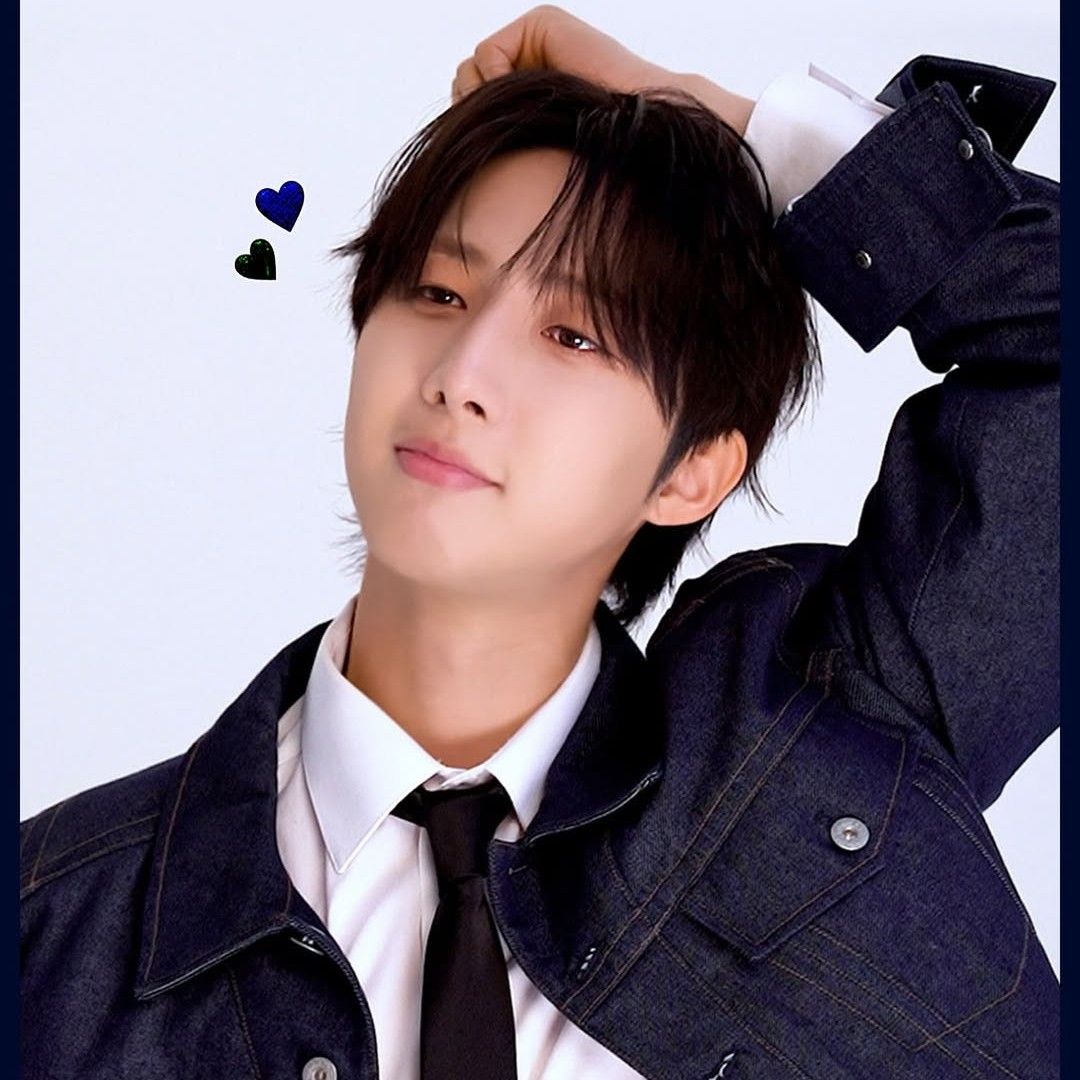 A moment captured by Hui (PENTAGON)'s fan