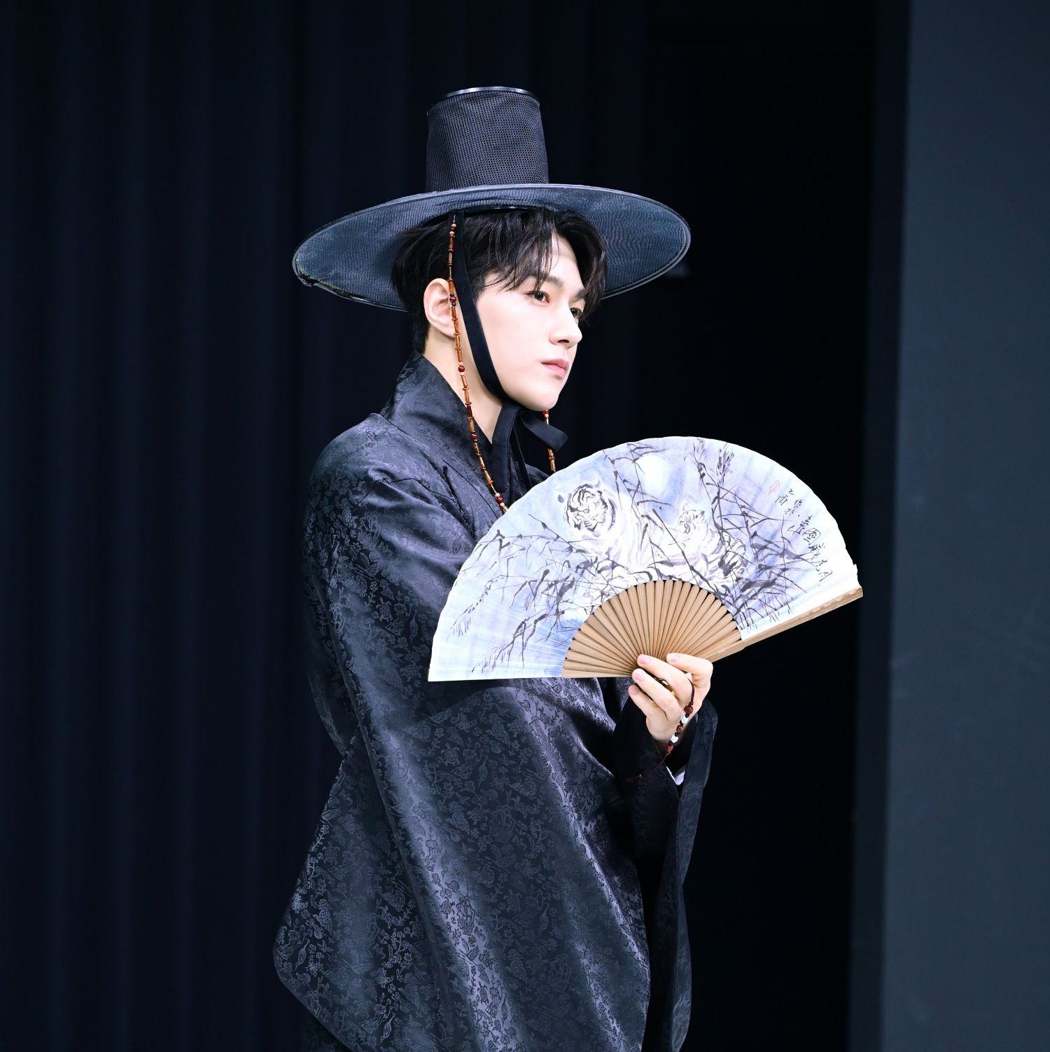 Behind-the-scenes cut of L (INFINITE)
