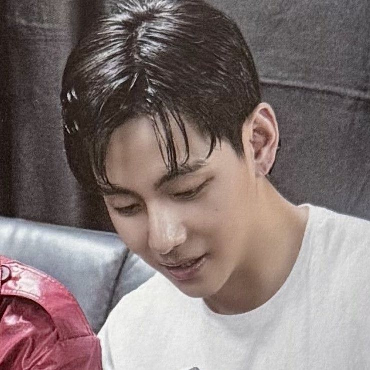 뷔 (방탄소년단)의 최신 사진
