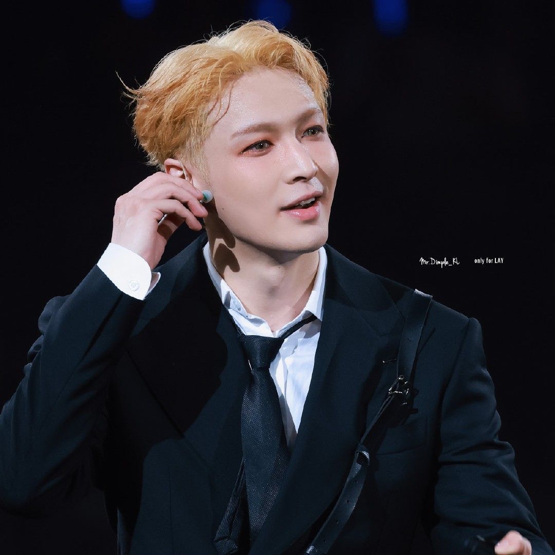 Behind-the-scenes cut of Lay (EXO)