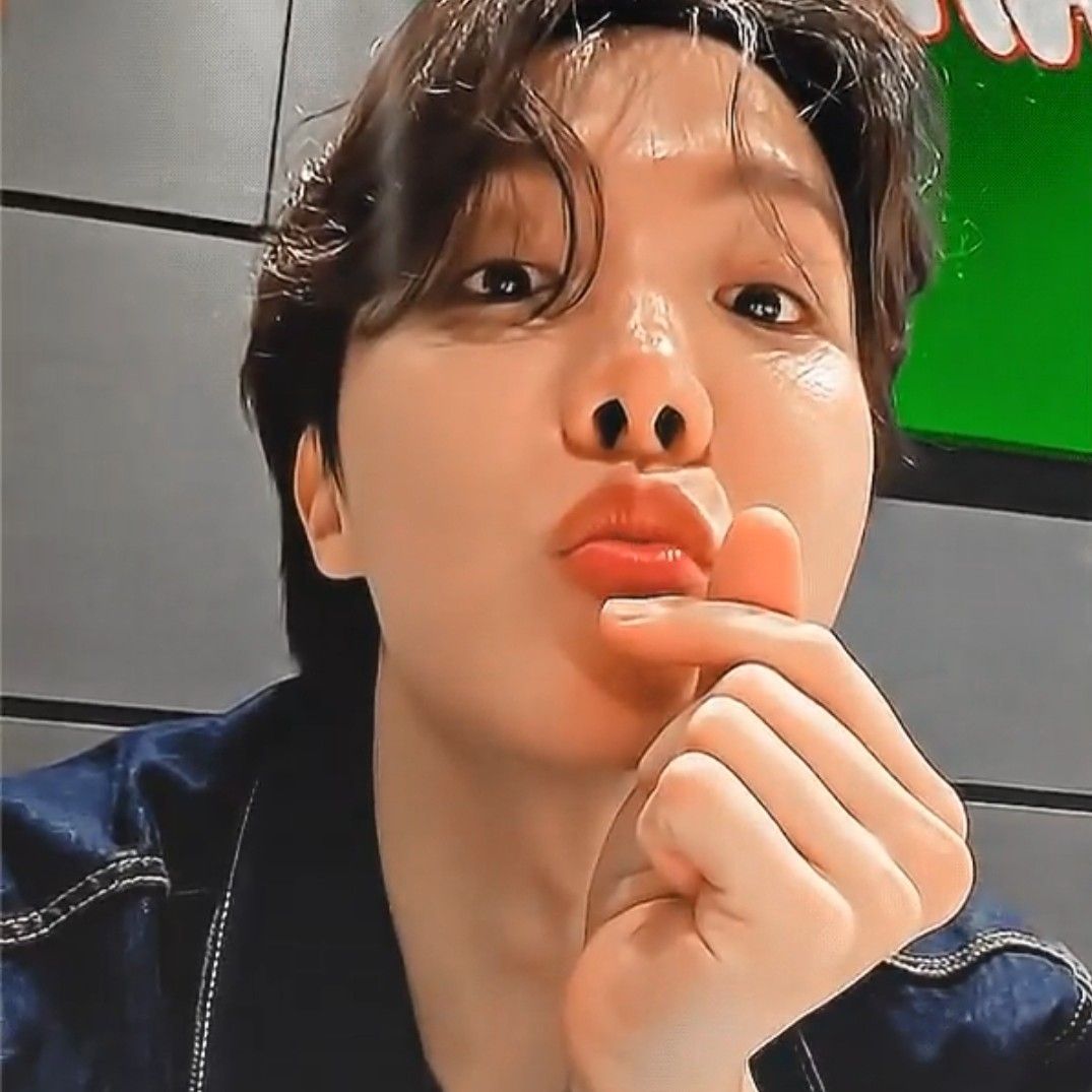 Foto aktivitas terbaru j-hope (BTS)