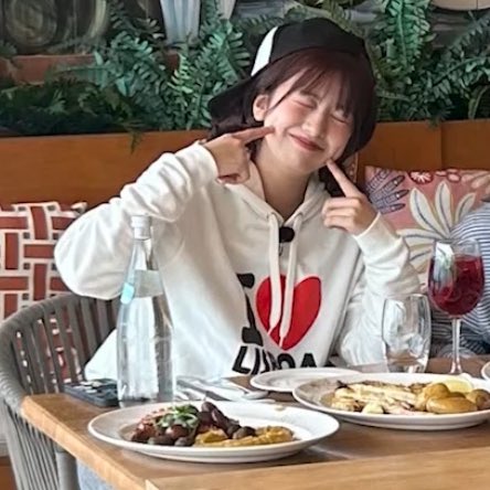 A moment captured by An Yujin (IVE)'s fan