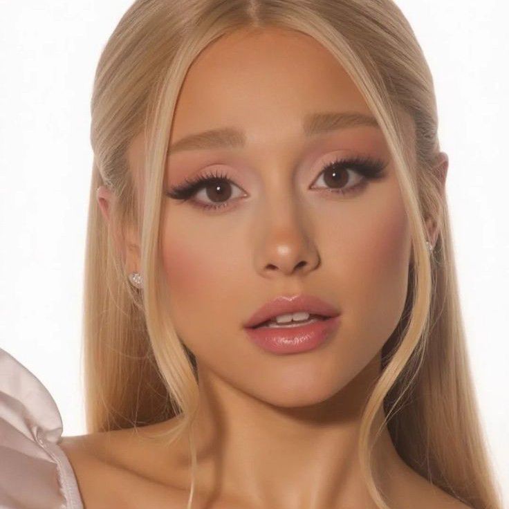 Behind-the-scenes cut of Ariana Grande