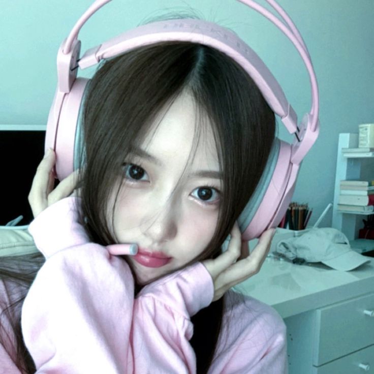 Recent activity shot of Yunseo (BADVILLAIN)