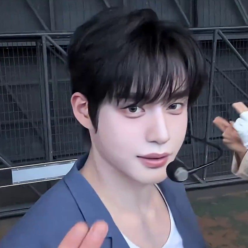 Recent activity shot of Kim Jiwoong (ZEROBASEONE)