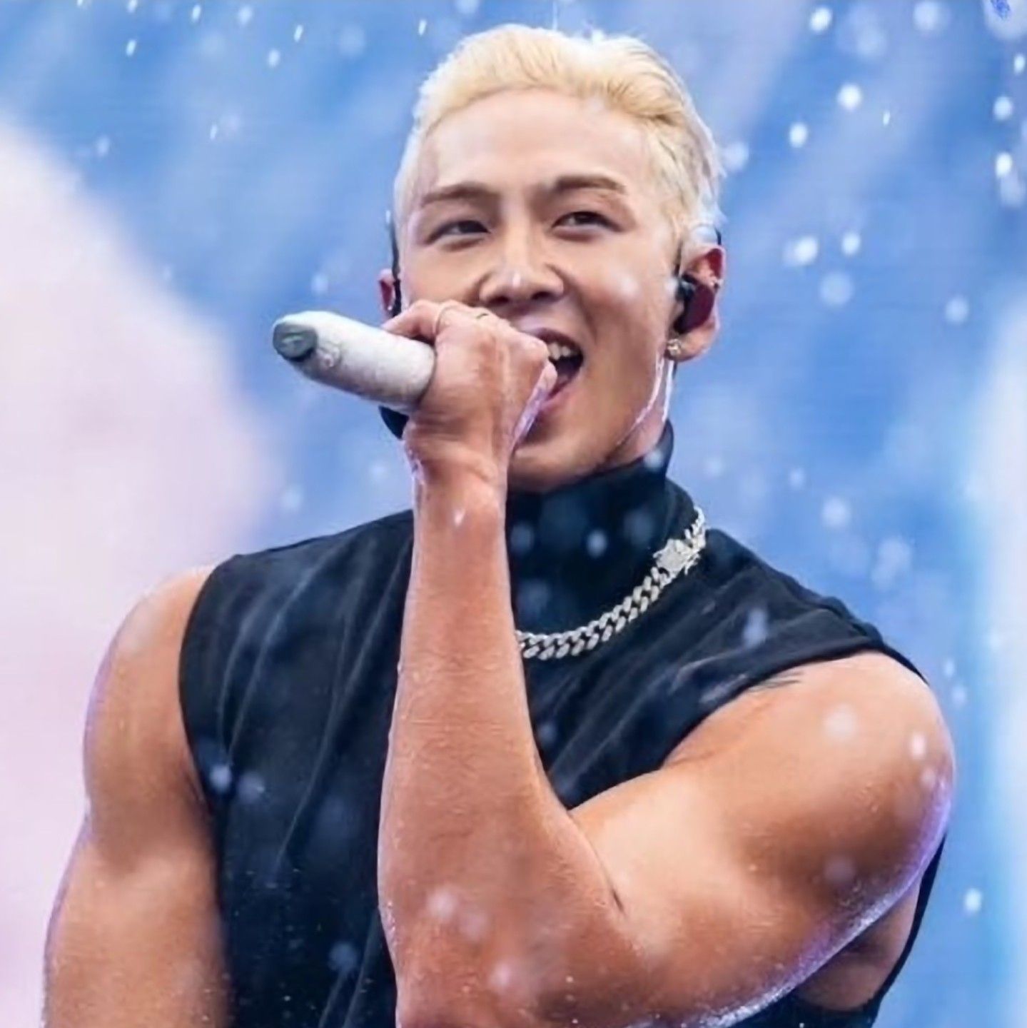 Behind-the-scenes cut of Baekho