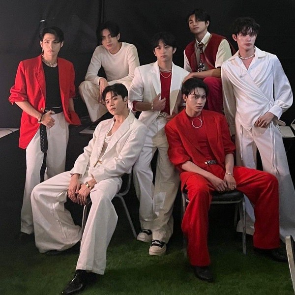 Signature photo of HORI7ON capturing their charm