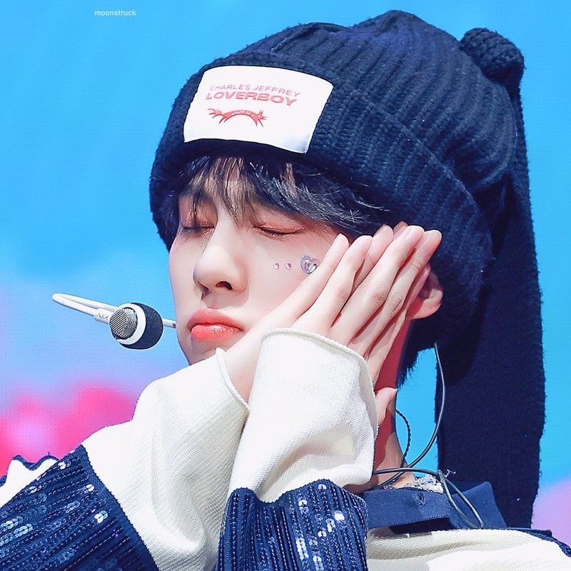 Behind-the-scenes cut of Kim Wooseok