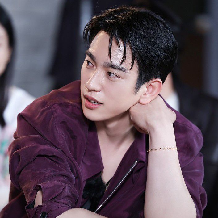 Behind-the-scenes cut of Jinyoung (GOT7)