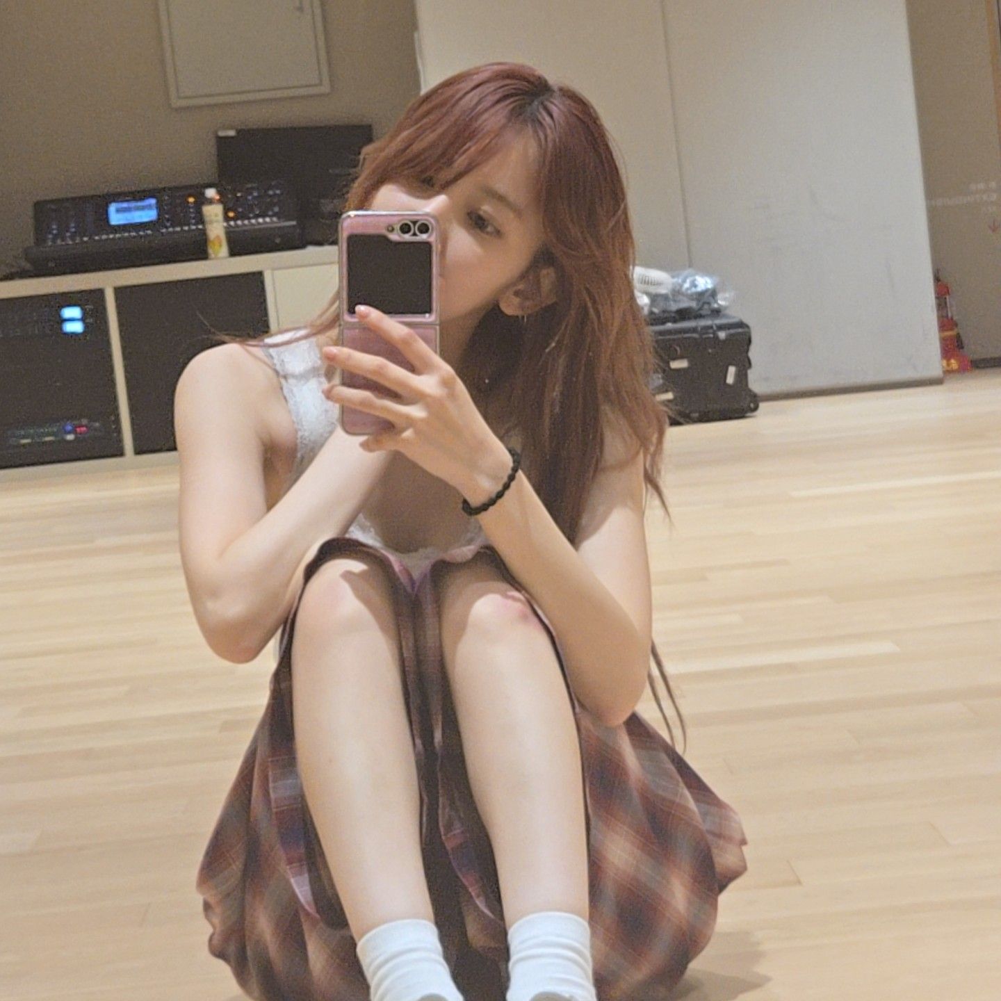Behind-the-scenes cut of Sakura (LE SSERAFIM)